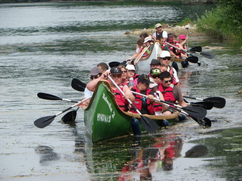 Percorri l'acqua in una canoa Rabaska