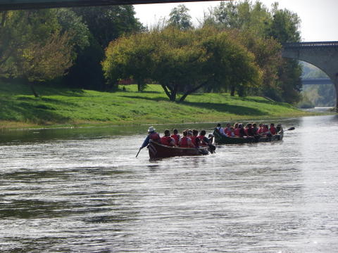 Rijd langs het water in een Rabaska-kano