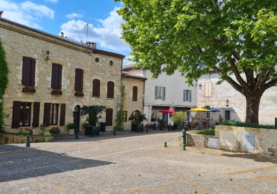 Balade dans le village médiéval de Gensac