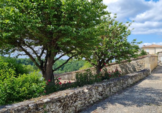 Balade dans le village médiéval de Gensac