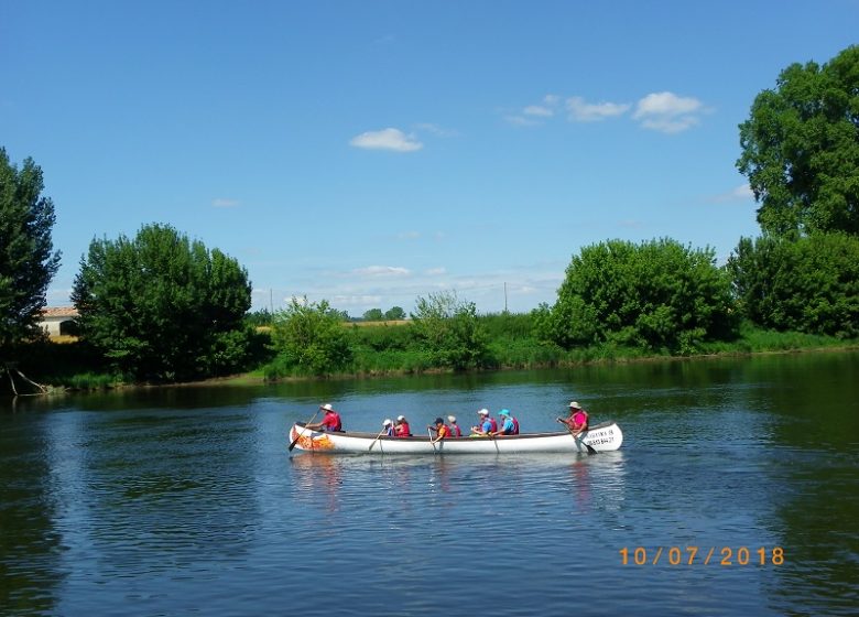 Paseo por el agua en una canoa Rabaska